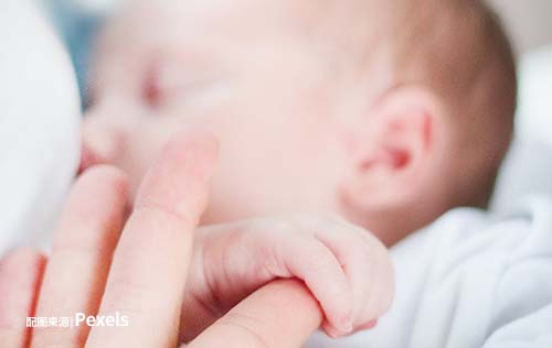 观察宝宝信号判定母乳喂养是否喂足